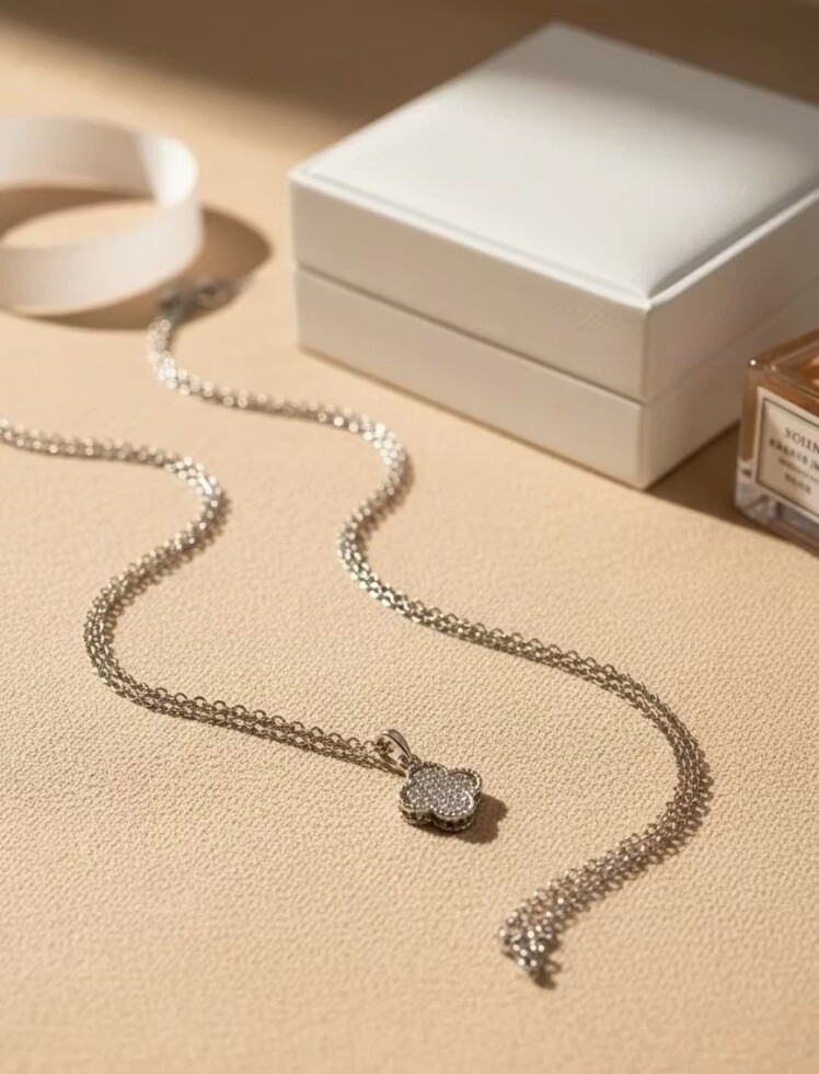 درخشش بی‌نهایت شانس؛ خرید گردنبند طرح شبدر فول نگین خاص